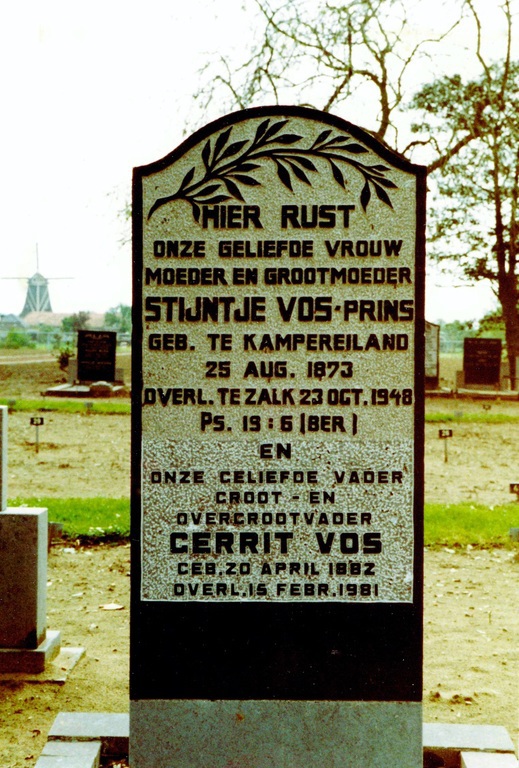 Foto van het grafmonument op het graf van Stijntje Vos-Prins en Gerrit Vos op de Algemene Begraafplaats 
aan de Zalkerdijk in Zalk.
