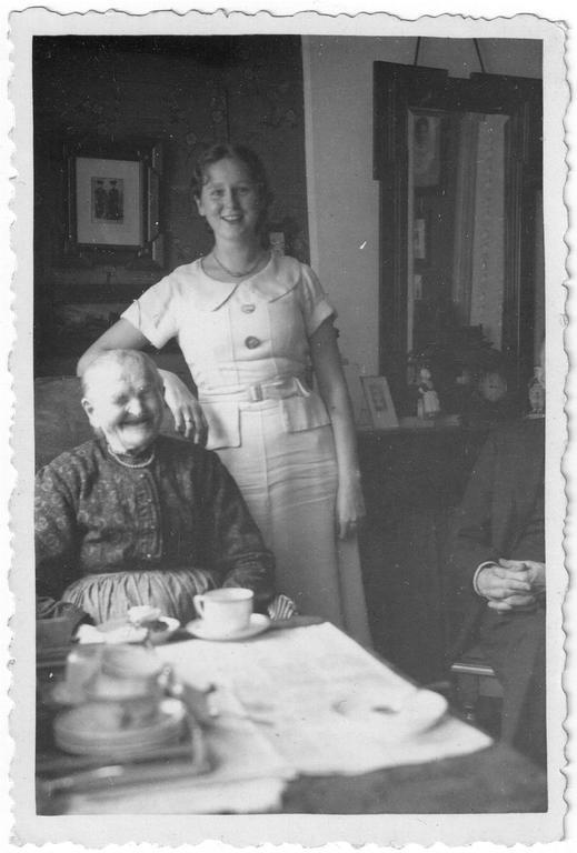 Foto van Jannetta Hendrika Bulder (1910-1963) en haar oma Lambertje Pruis-Docter (1848-1938)