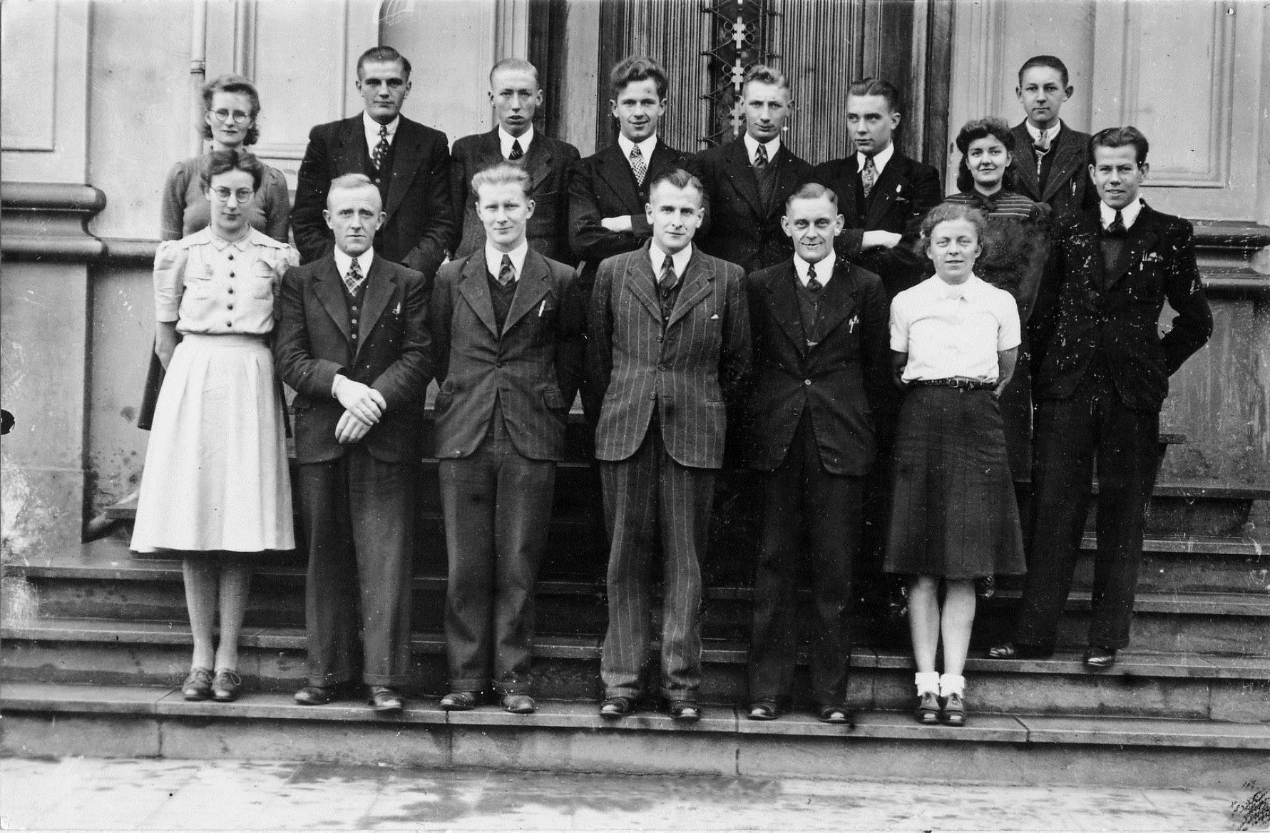 foto van het personeel van de gemeentelijke distributiedienst op het bordes van Het Beaufort, het gemeentehuis van Markelo. De foto is gemaakt tussen 19 juli en 10 oktober 1943.