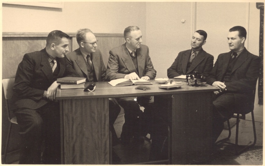 foto van het personeel van de Gereformeerde school voor U.L.O. in Kampen, links Johannes Prins (1915-1976).
