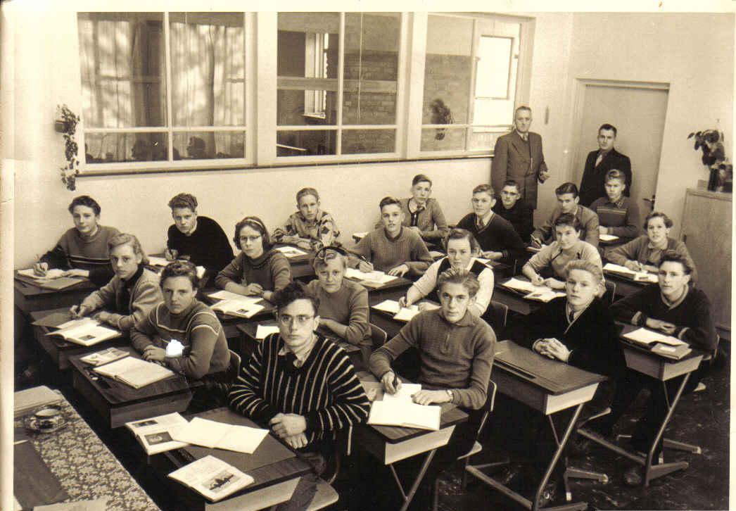 Foto. Gereformeerde school voor U.L.O. in Kampen, 1956-1957. Op de foto staan o.a. Oene Sierksma, Johannes Prins en ook zijn oudste dochter.