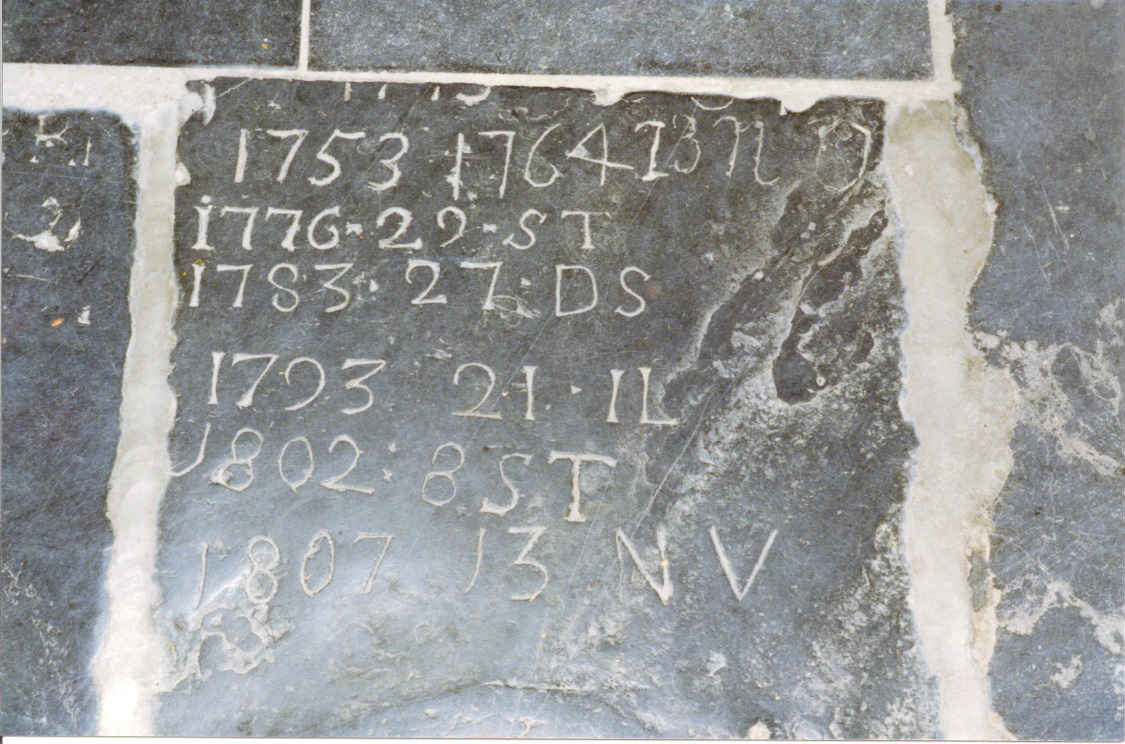een foto van een deel van de grafsteen van aalt tijmens prins, geboren in 1714, en jannetje jakobs in de vloer van 
de buitenkerk van kampen met goed leesbare inscripties