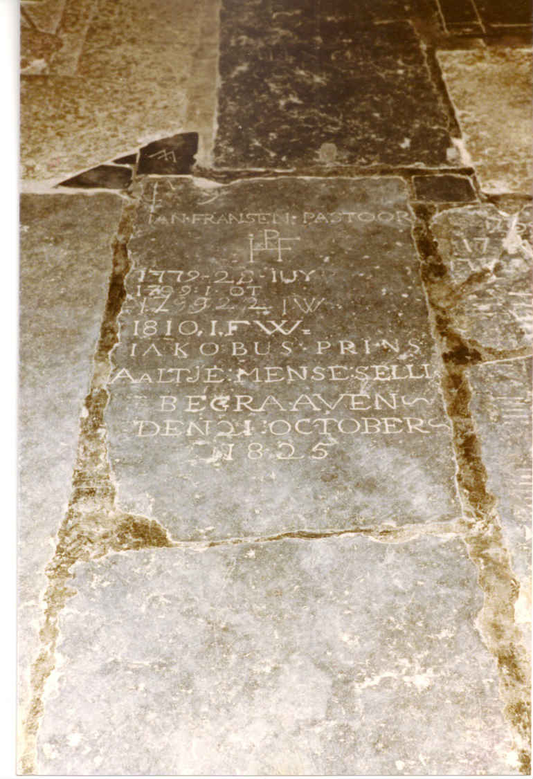 een foto van de grafsteen van aaltje menses selles, vrouw van jacobus aaltsen prins, in de vloer van de bovenkerk van 
kampen